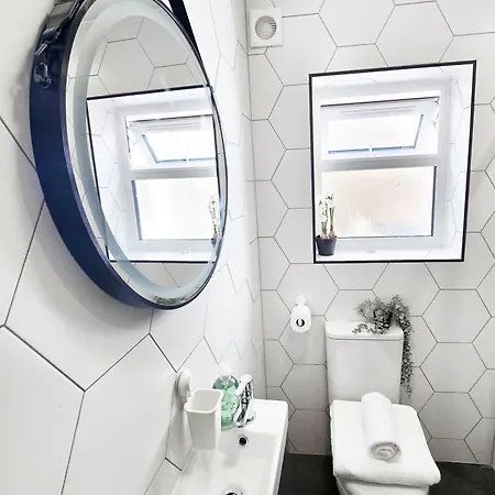 Rayan Heights Cosy 1 Bedroom Flat Sleeps 2 Perfect For Contractors Tourists Families - Free Parking Лондон Экстерьер фото