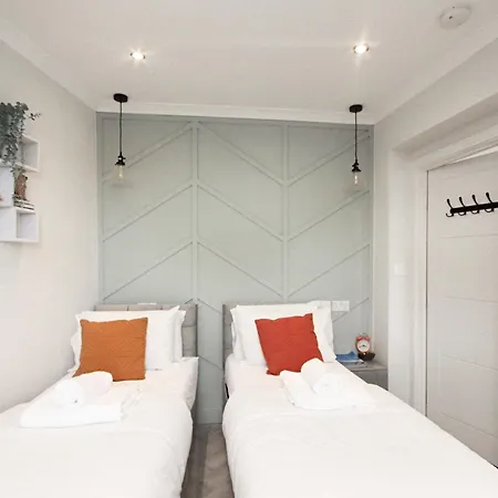 Rayan Heights Cosy 1 Bedroom Flat Sleeps 2 Perfect For Contractors Tourists Families - Free Parking Лондон Экстерьер фото