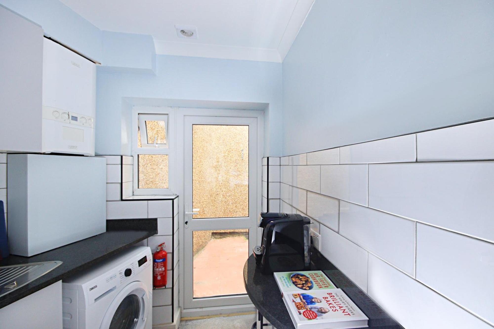 Апартаменты Rayan Heights Cosy 1 Bedroom Flat Sleeps 2 Perfect For Contractors Tourists Families - Free Parking Лондон