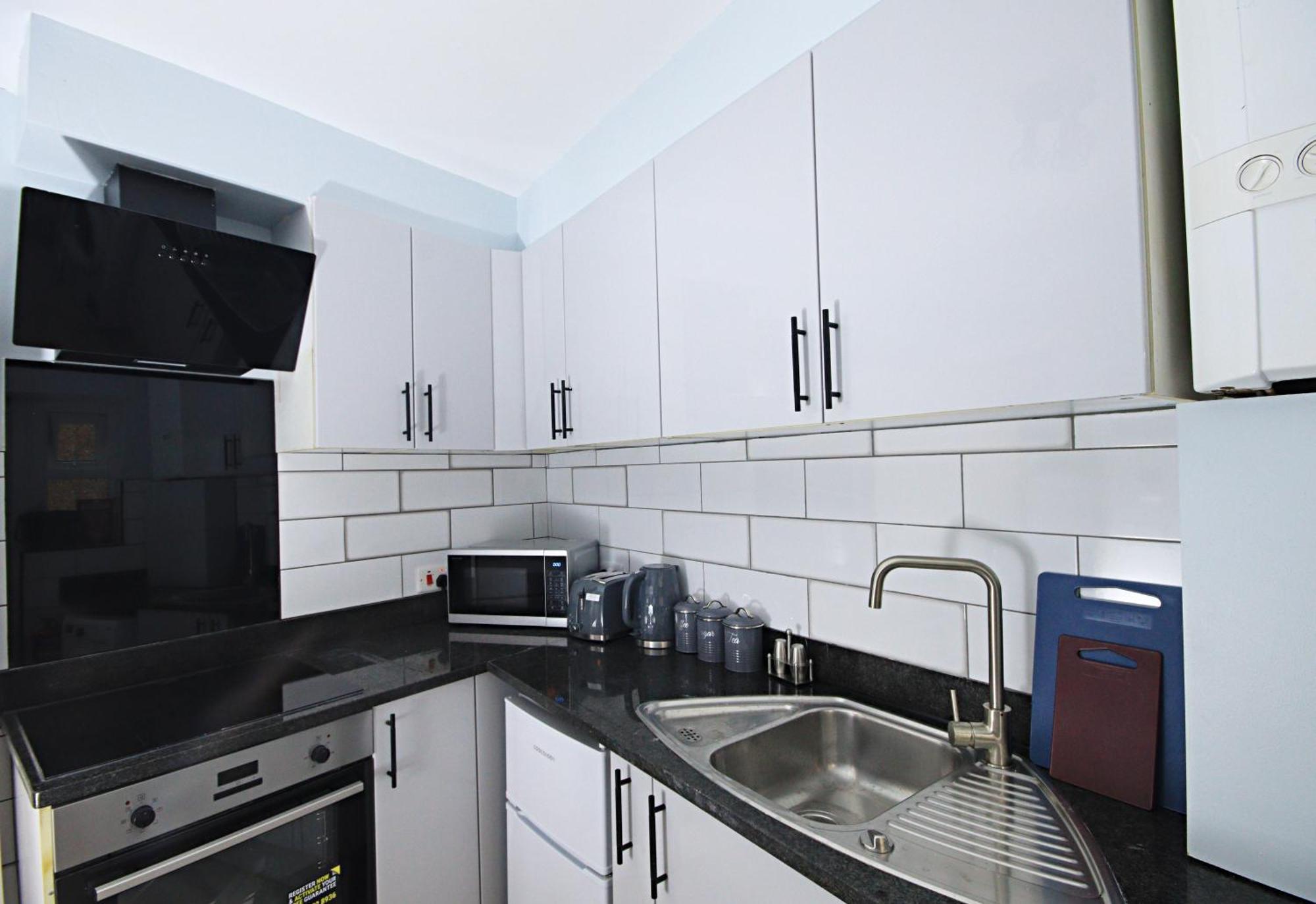 Rayan Heights Cosy 1 Bedroom Flat Sleeps 2 Perfect For Contractors Tourists Families - Free Parking