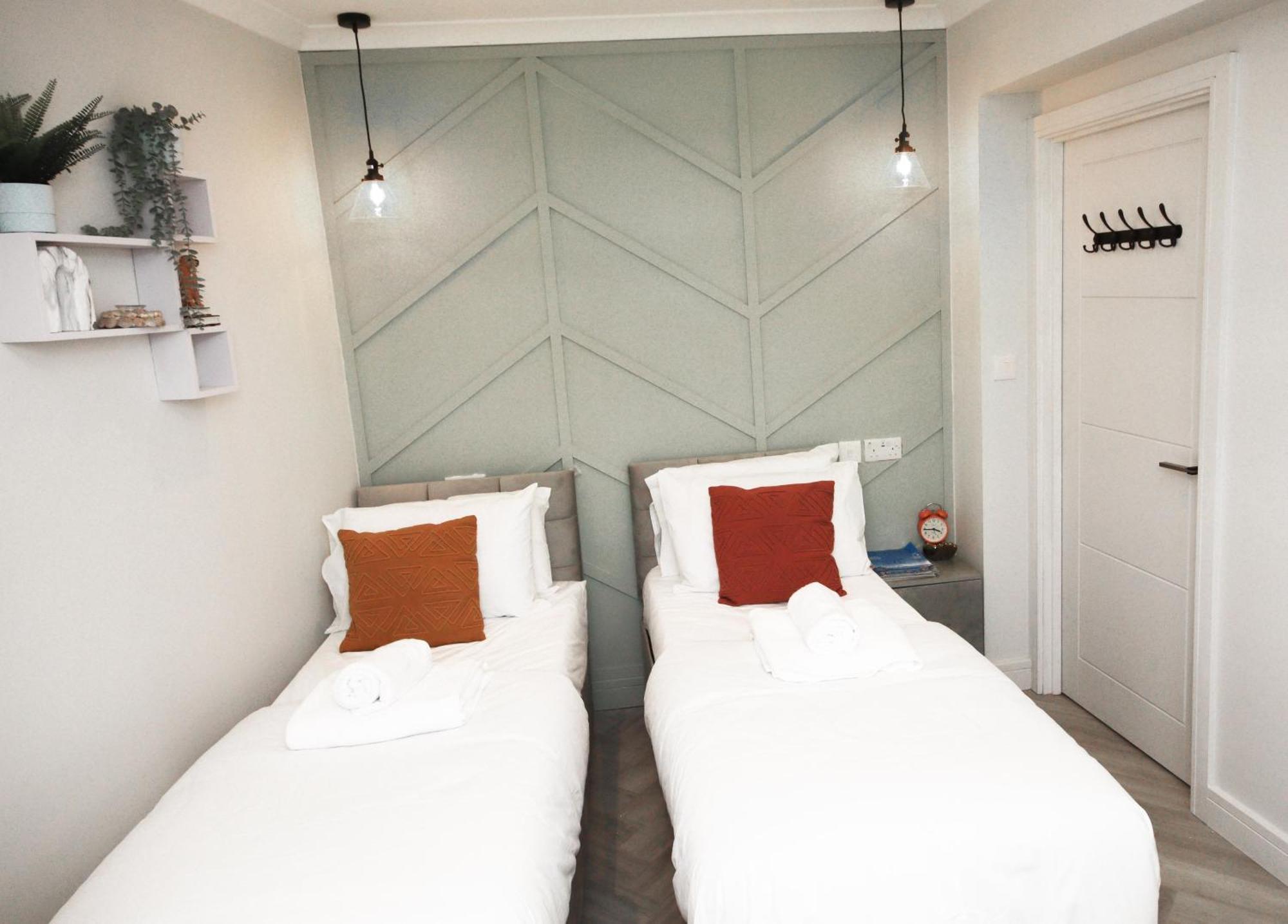 Апартаменты Rayan Heights Cosy 1 Bedroom Flat Sleeps 2 Perfect For Contractors Tourists Families - Free Parking Лондон