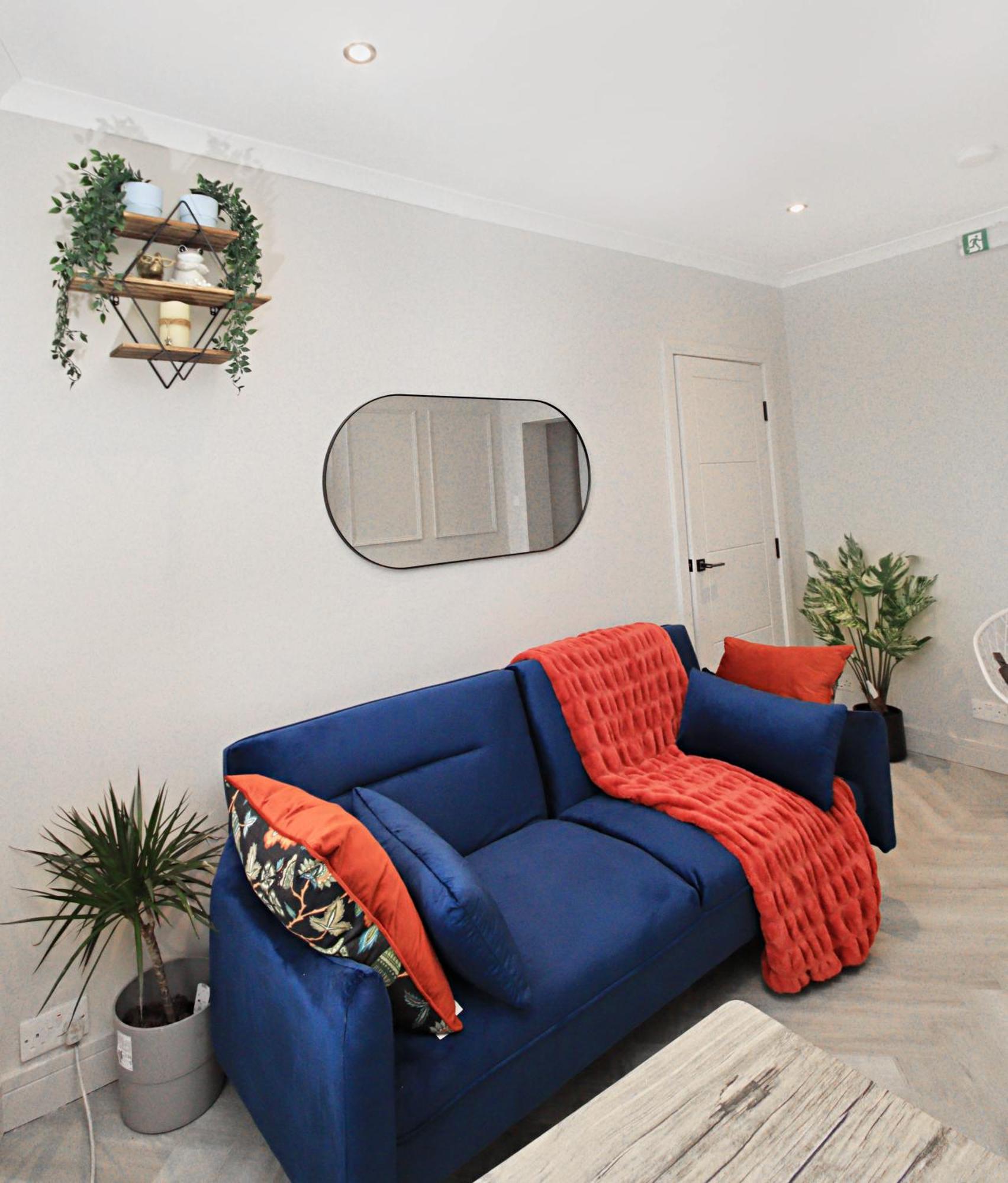 Апартаменты Rayan Heights Cosy 1 Bedroom Flat Sleeps 2 Perfect For Contractors Tourists Families - Free Parking Лондон