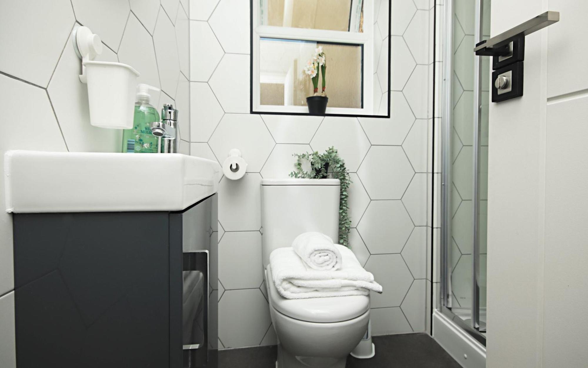 Rayan Heights Cosy 1 Bedroom Flat Sleeps 2 Perfect For Contractors Tourists Families - Free Parking Апартаменты Лондон