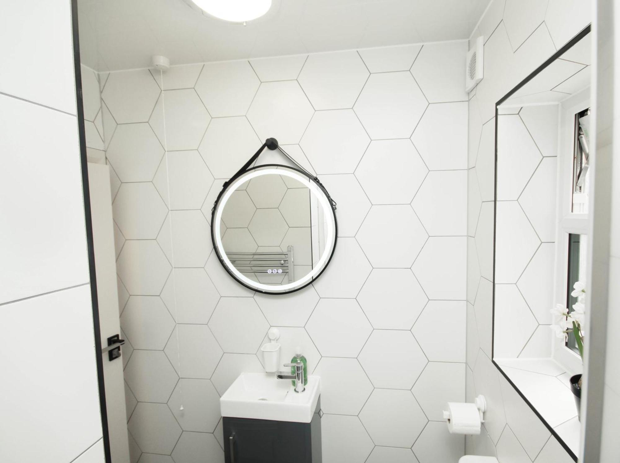 Апартаменты Rayan Heights Cosy 1 Bedroom Flat Sleeps 2 Perfect For Contractors Tourists Families - Free Parking Лондон