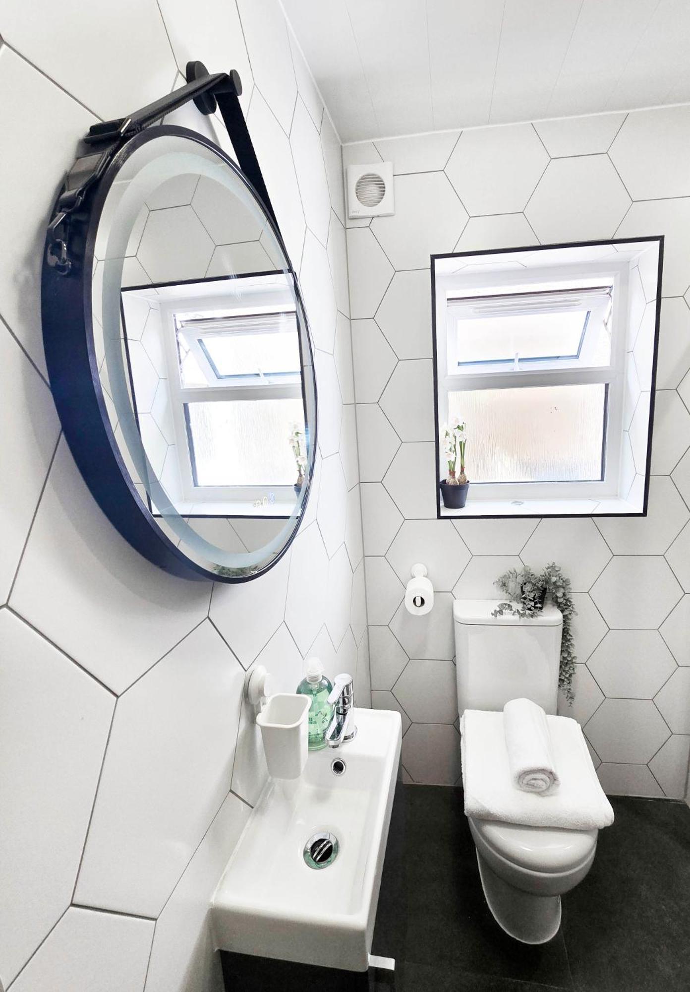 Rayan Heights Cosy 1 Bedroom Flat Sleeps 2 Perfect For Contractors Tourists Families - Free Parking Лондон