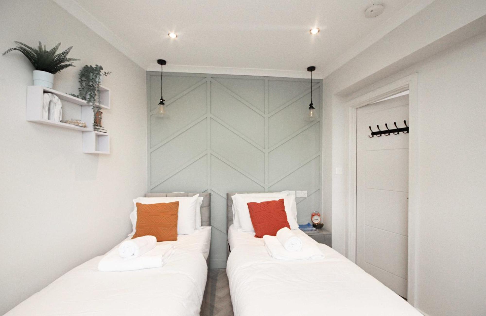Апартаменты Rayan Heights Cosy 1 Bedroom Flat Sleeps 2 Perfect For Contractors Tourists Families - Free Parking *
