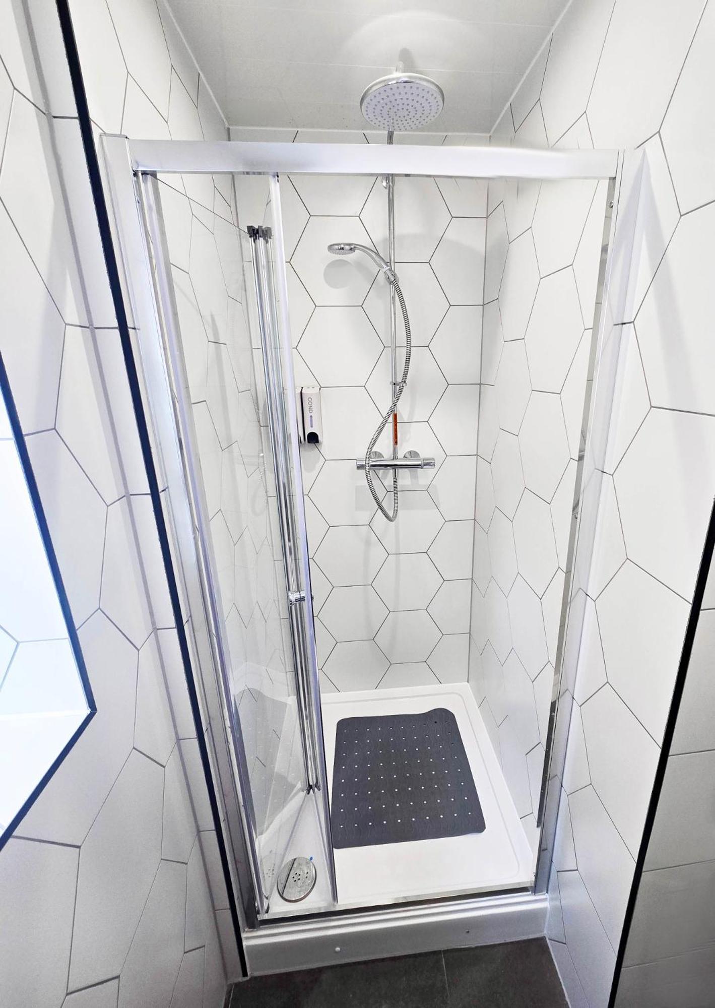 Апартаменты Rayan Heights Cosy 1 Bedroom Flat Sleeps 2 Perfect For Contractors Tourists Families - Free Parking *